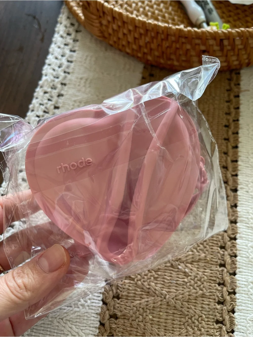 RHODE Heart-Shaped Silicone Strap Case in Soft Pink - Picture 3 of 3